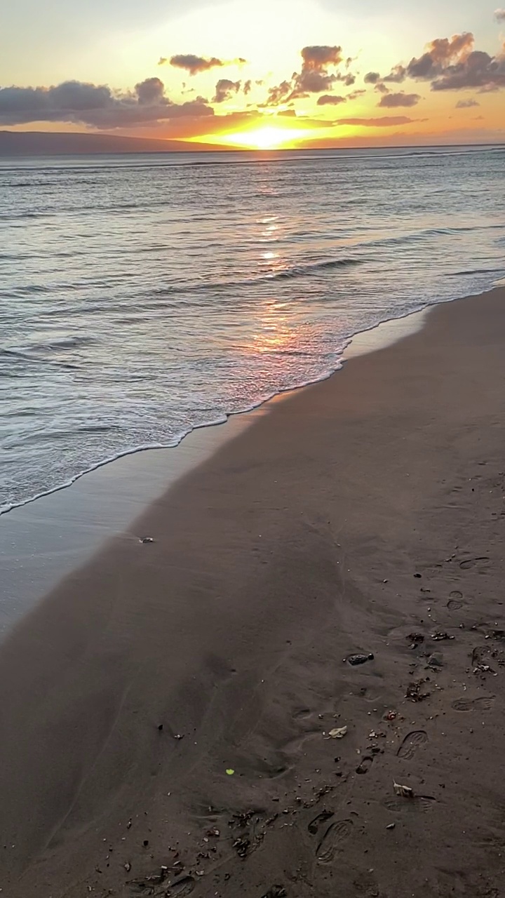 夏威夷毛伊岛卡阿纳帕利湾的日落视频素材