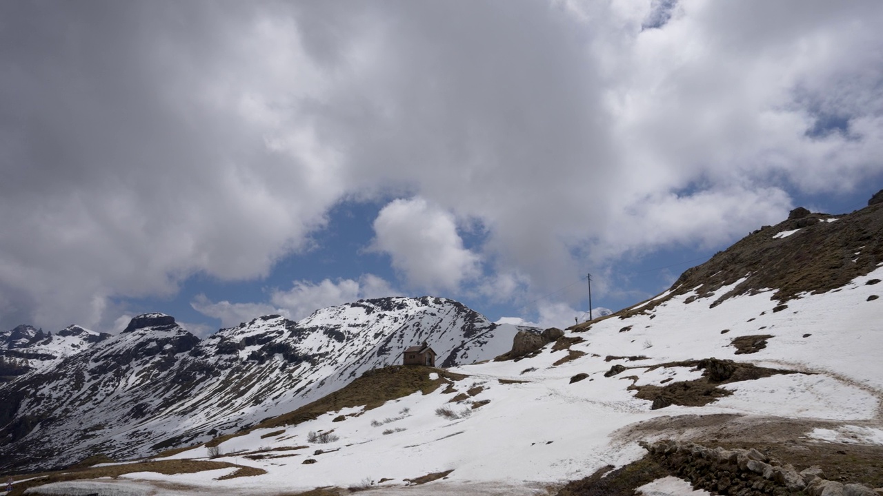 在夏天，山顶覆盖着白云和雪。视频素材