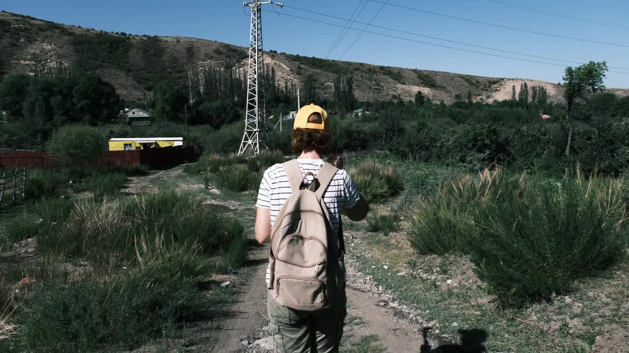 一位成熟的女游客正在小山城的河边拍视频视频素材