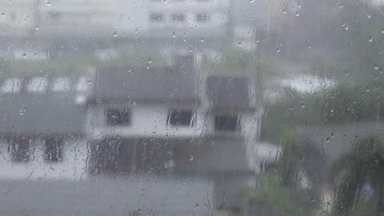 雨点落在雨季的暴风雨中，以乡村城市的现代家园为视角，在气候变化期间，蓝色和潮湿的感觉笼罩着家庭家园视频下载