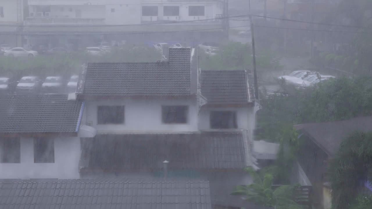 雨点落在雨季的暴风雨中，以乡村城市的现代家园为视角，在气候变化期间，蓝色和潮湿的感觉笼罩着家庭家园视频下载