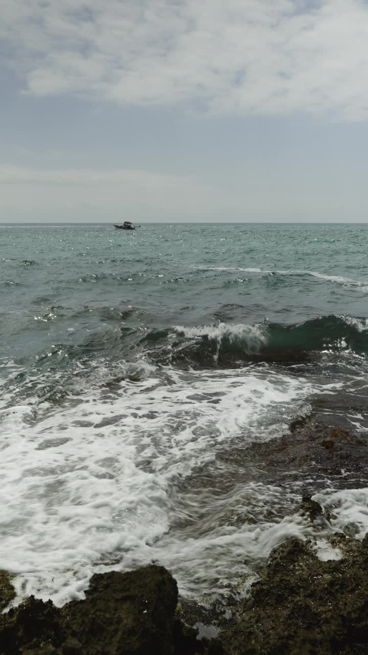 岩石在西班牙海上刮起了大风视频素材