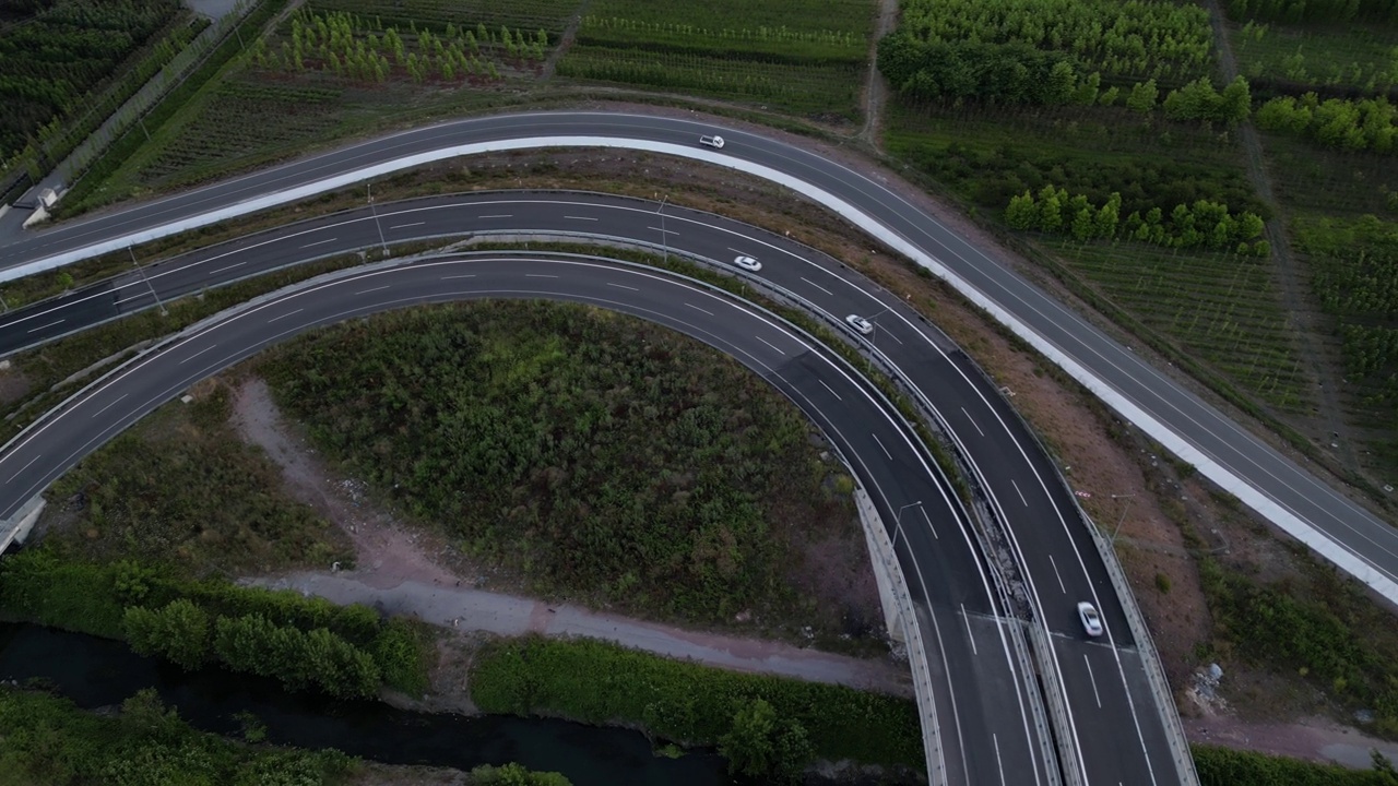 从空中俯瞰高速公路上的交通堵塞视频素材