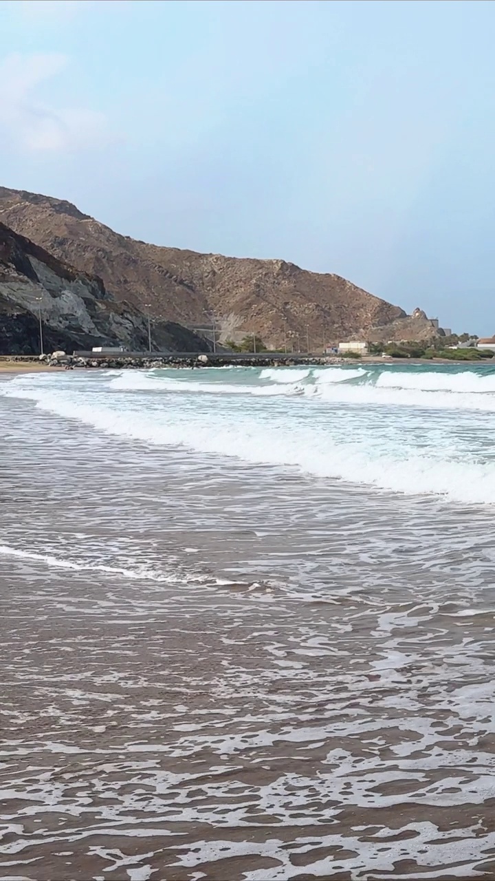 海滩上的海浪，富查伊拉市的海滩，阳光和大海，波斯湾视频素材