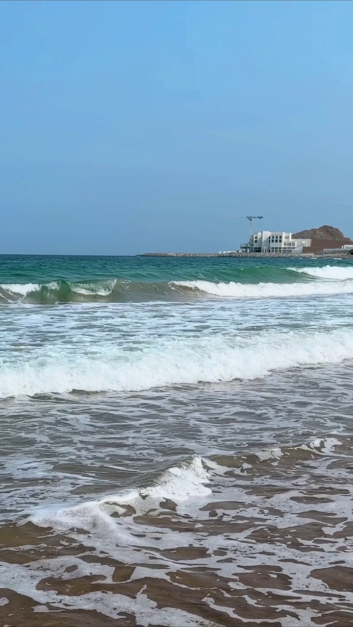 海滩上的海浪，富查伊拉市的海滩，阳光和大海，波斯湾视频素材