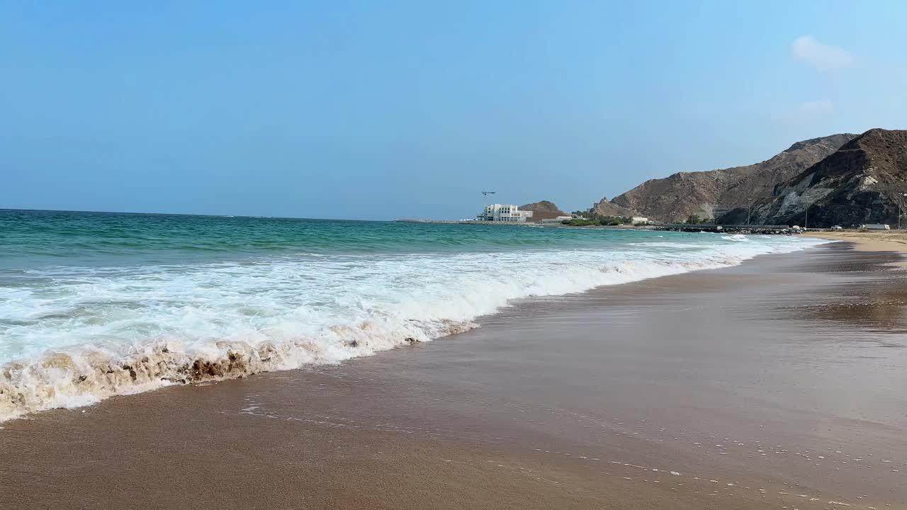 海滩上的海浪，富查伊拉市的海滩，阳光和大海，波斯湾视频素材