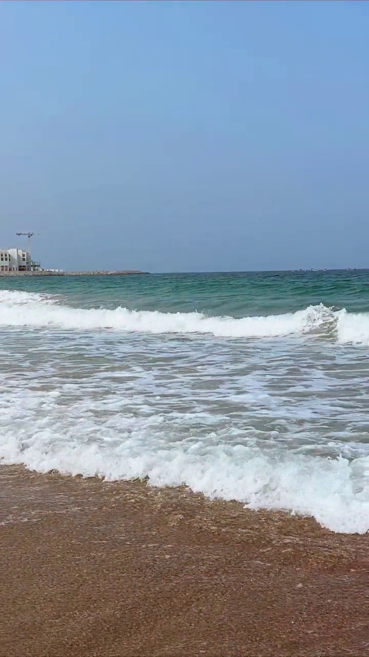 海滩上的海浪，富查伊拉市的海滩，阳光和大海，波斯湾视频素材