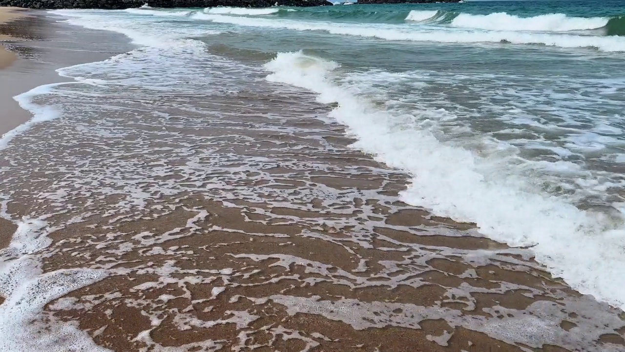 海滩上的海浪，富查伊拉市的海滩，阳光和大海，波斯湾视频素材