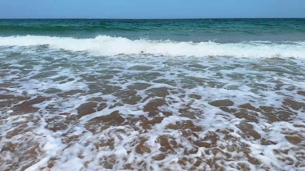 海滩上的海浪，富查伊拉市的海滩，阳光和大海，波斯湾视频素材