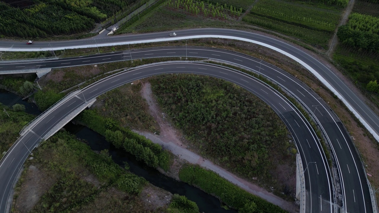 从空中俯瞰高速公路上的交通堵塞视频素材