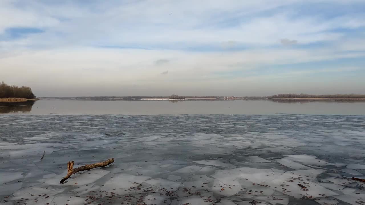 乌克兰第聂伯罗市的冬季景观、冰封的河流和森林视频素材