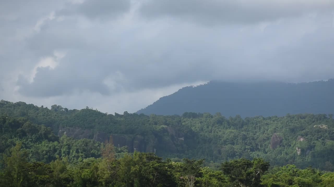 山的景观和天空背景与阴天视频素材