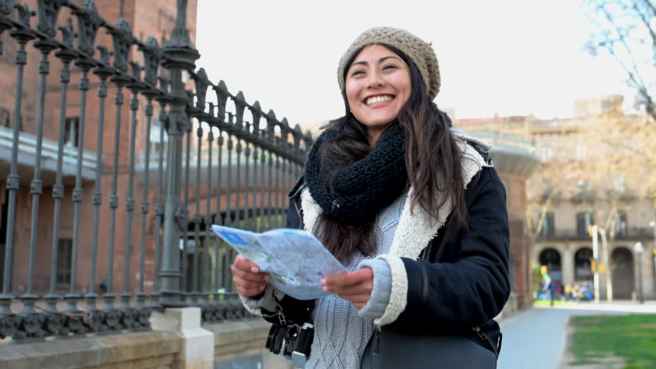 年轻的女游客在街上探索城市地图。假期，旅游和旅游的概念视频素材