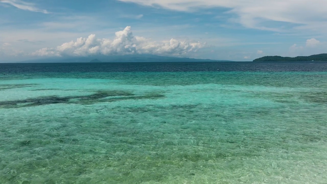 菲律宾蓝绿色海水的海面。视频素材