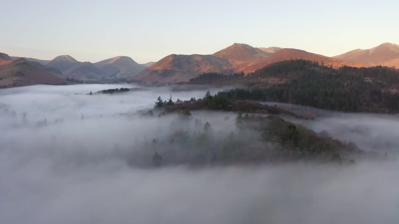 迷雾森林与山景，德温特沃特，湖区，英国。视频素材