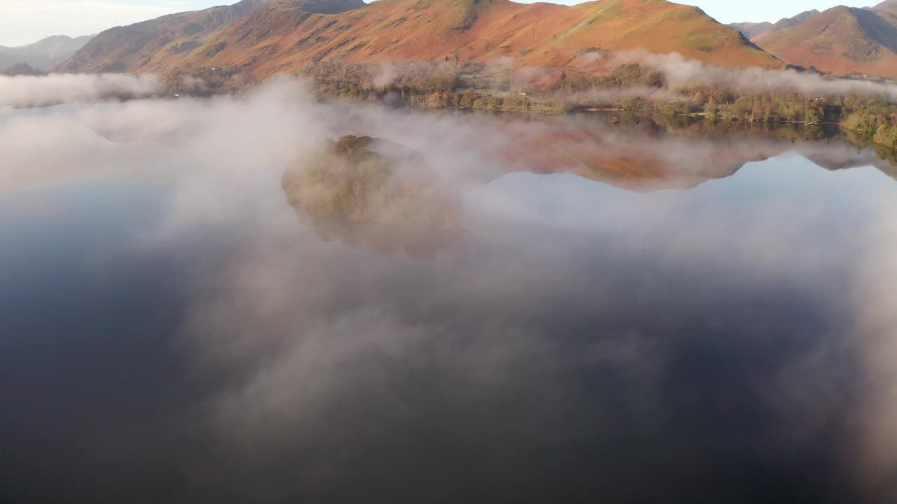 英国湖区Derwentwater倒影的电影揭示。视频素材