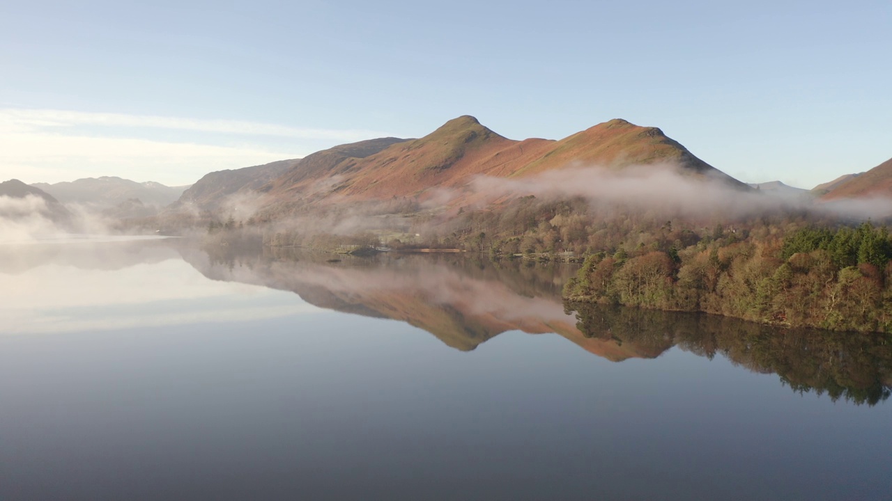 英国湖区Derwentwater美丽的雾蒙蒙的早晨。视频下载