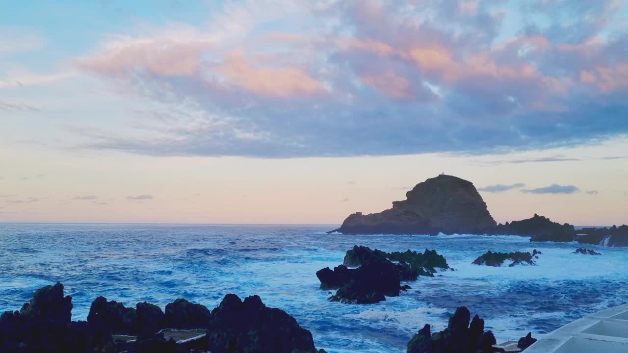 日落时马德拉岛岩石海岸的美景视频素材