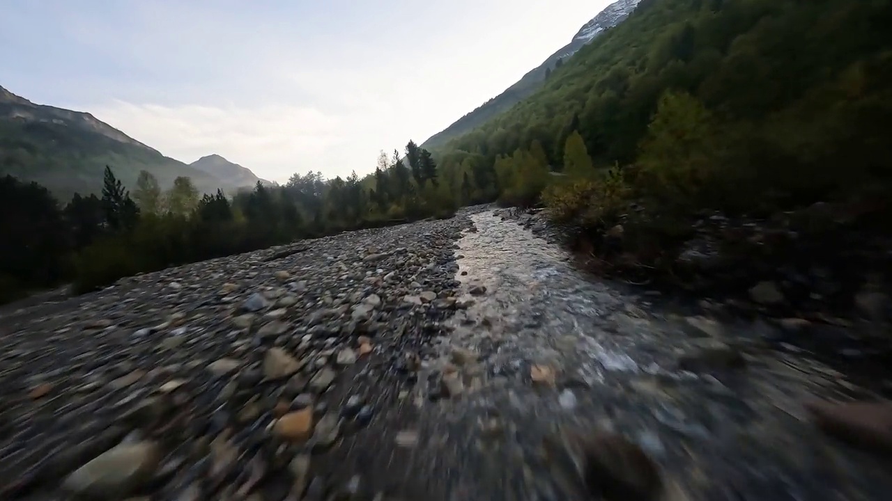 黎明时分在法国比利牛斯山脉的加瓦尔尼马戏团飞行。山的风景。视频素材