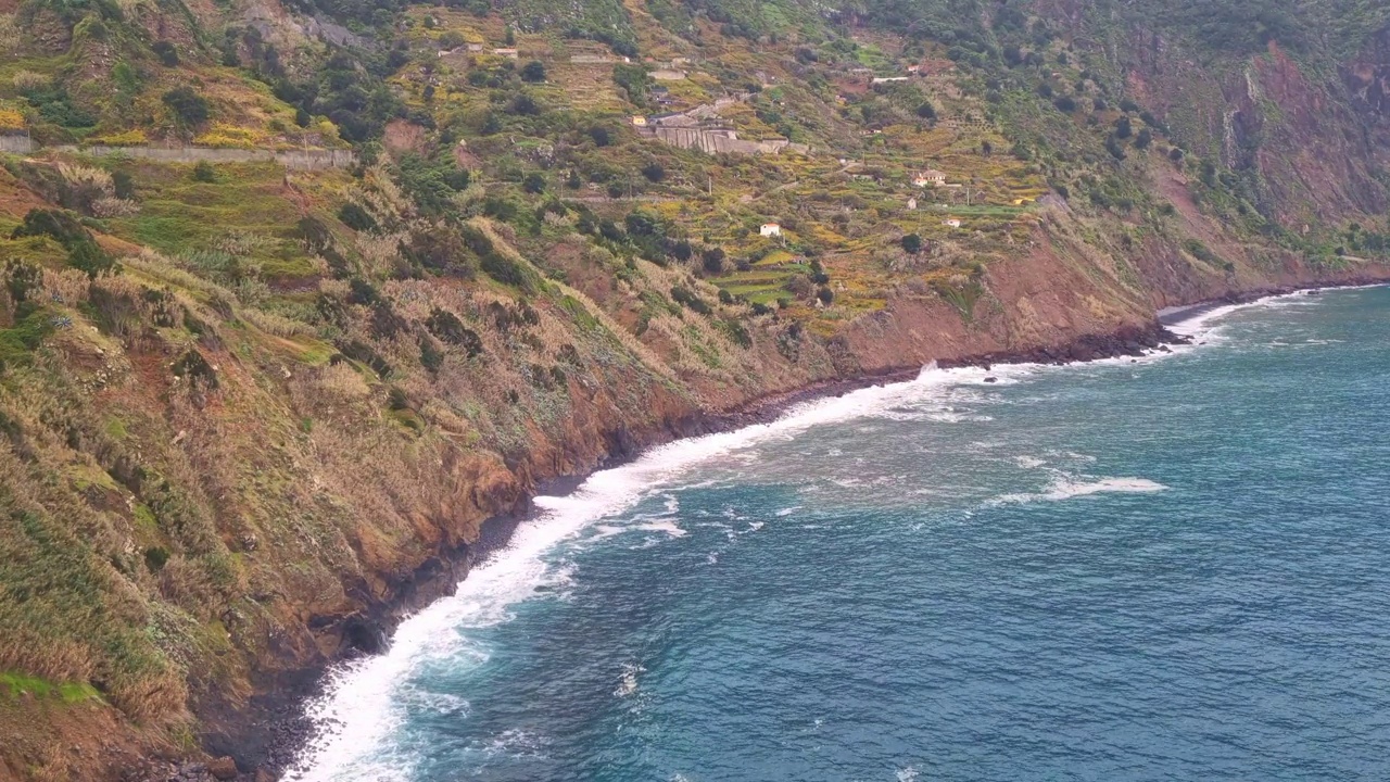 海洋中马德拉岛美丽的岩石海岸视频素材