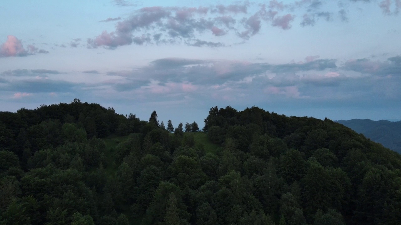 鸟瞰美丽的夏日山脉和彩云。无人机拍摄了喀尔巴阡山脉惊人的夜晚。航拍夜间各种森林。地球之美概念视频素材