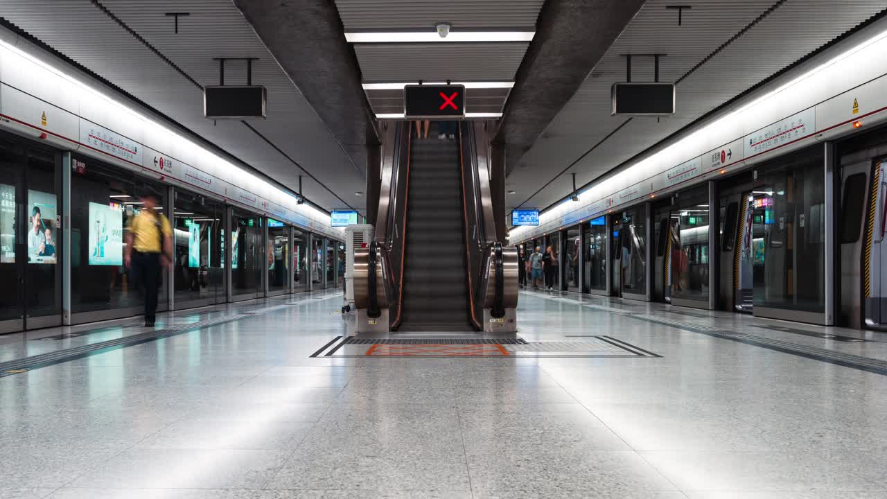 亚洲通勤者在香港市中心地铁站站台行走，等待上车的时间流逝。亚洲交通生活方式，公共交通理念视频素材