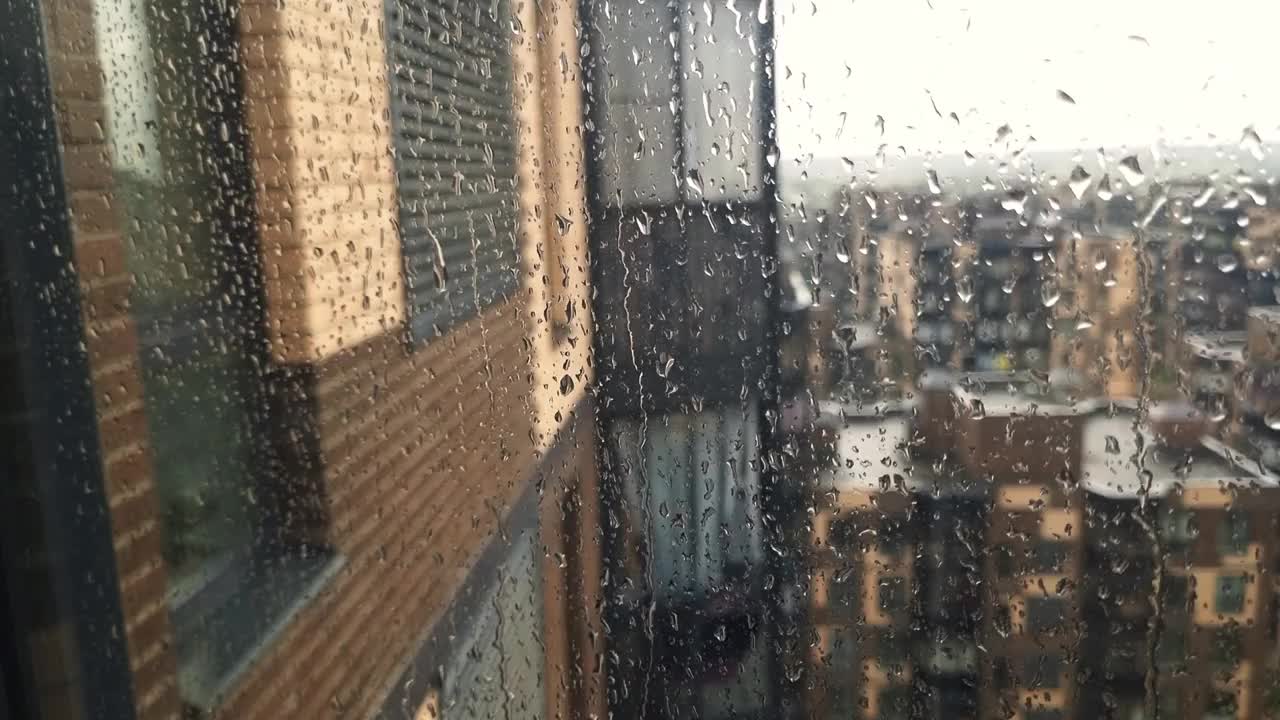 雨点顺着窗户流下来的慢镜头。概念视频素材