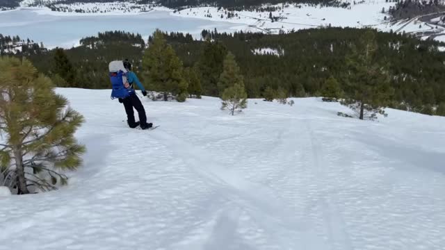 爸爸带着孩子在太浩湖的山上滑雪视频素材