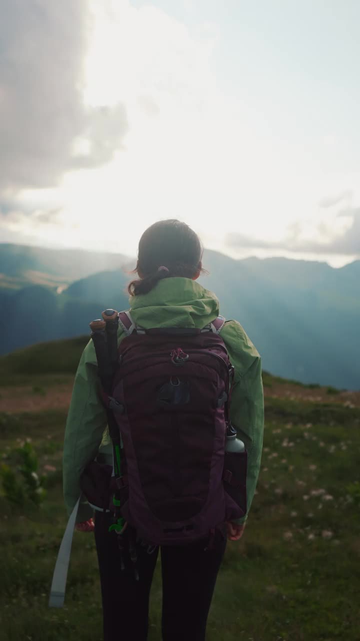 年轻的女徒步旅行者在大自然中放松。视频素材