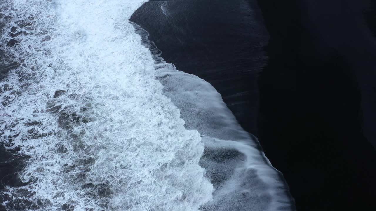 冰岛黑沙滩与巨大的海浪在Reynisfjara Vik，空中电影4k视频，美丽的冰岛自然海岸线从上面视频素材