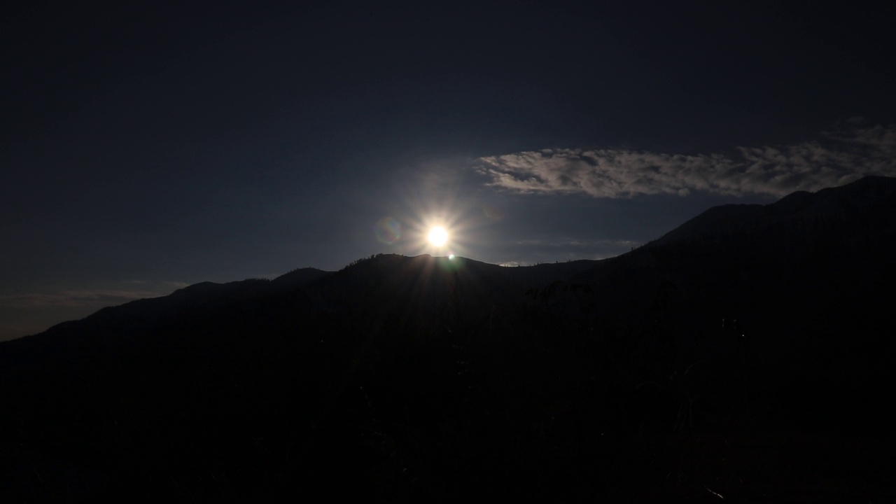 美丽的日落在剪影山。视频素材