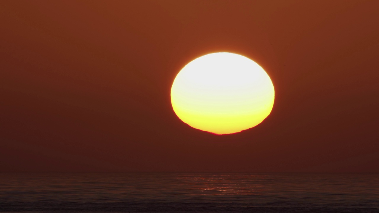 美丽的傍晚日落与大太阳在大西洋在葡萄牙海岸视频素材