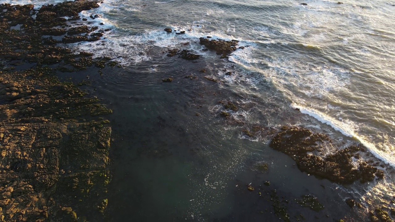 波尔图美丽的岩石海岸，日落时的浪花，葡萄牙，4k视频素材