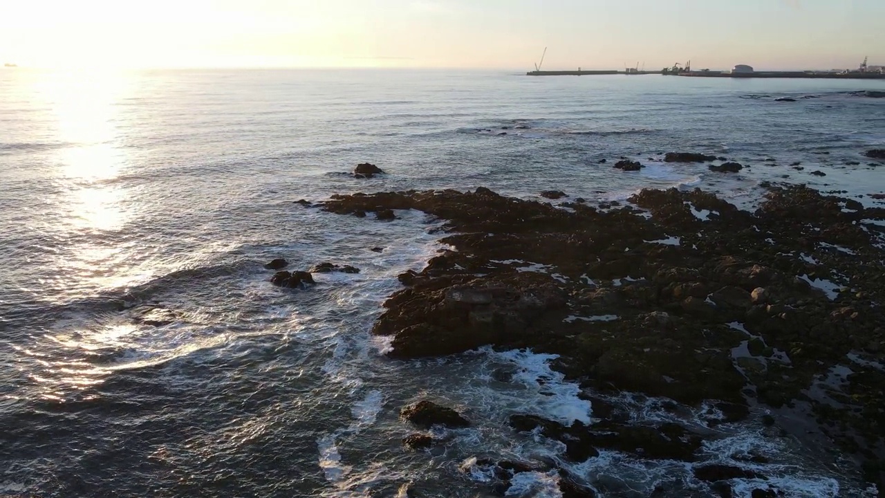 从葡萄牙波尔图的岩石海岸鸟瞰海洋上的日落，4k视频素材