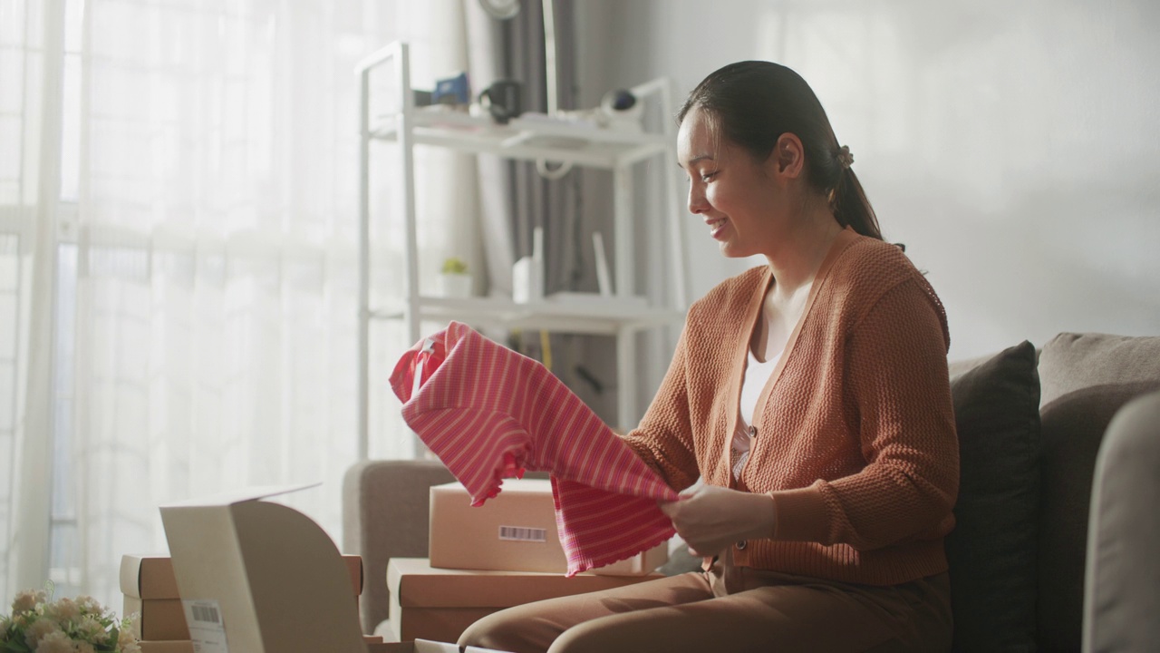 女人在网上商店买衣服视频素材