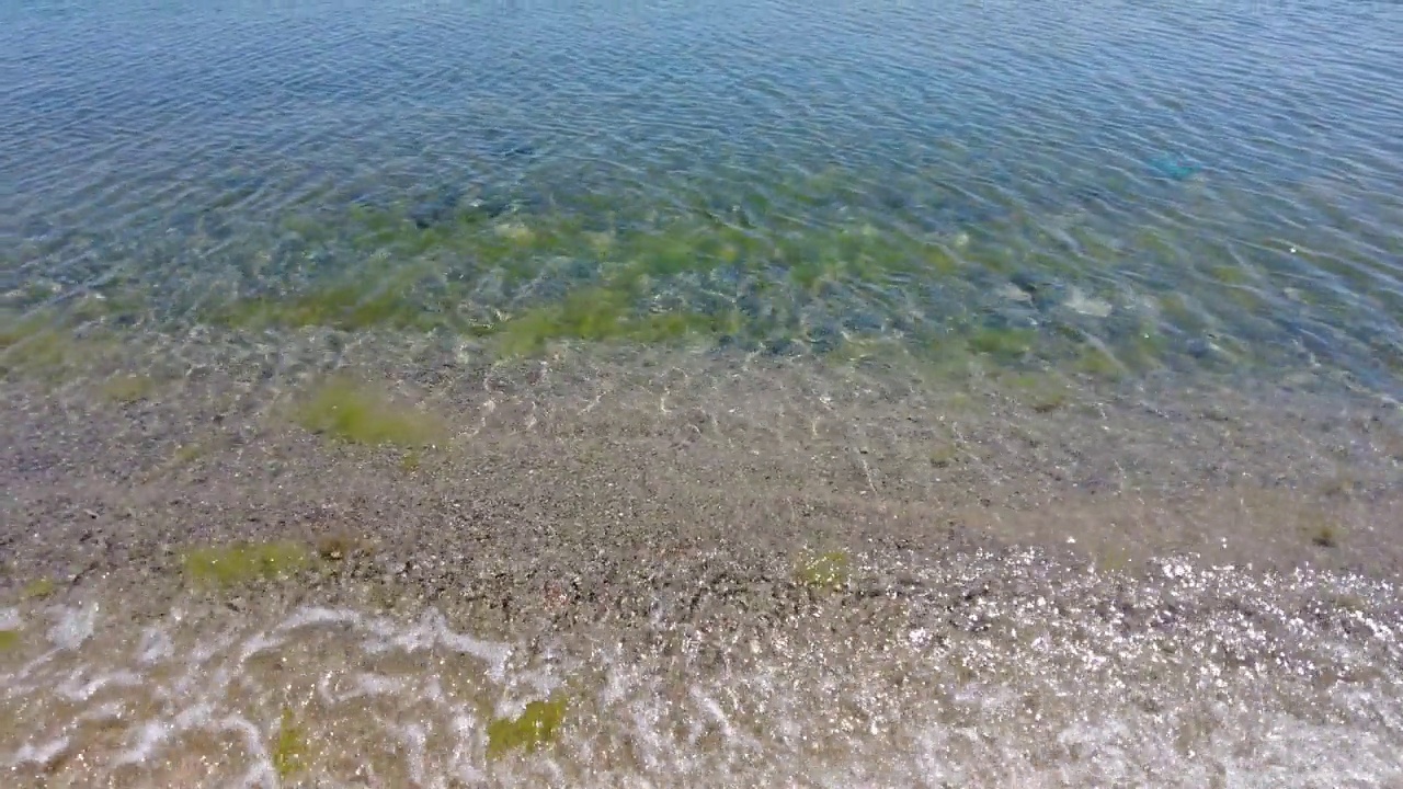 海浪卷起沙滩的特写镜头视频素材