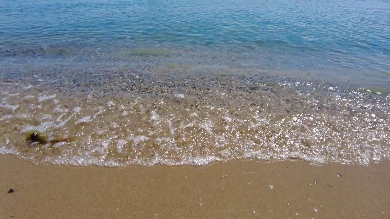 海浪卷起沙滩的特写镜头视频素材