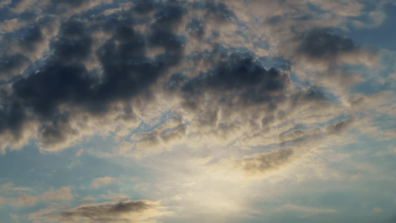 美丽的日落天空与积云的抽象背景的时间间隔视频素材