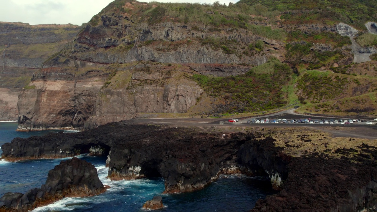 圣米格尔是亚速尔群岛中最大的岛屿，这里有岩石海岸和大西洋的景色。葡萄牙视频素材