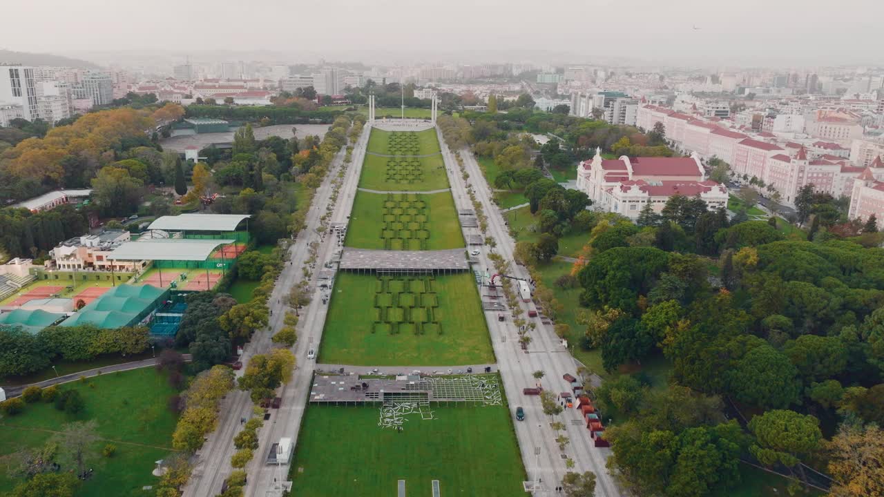 爱德华多七世公园是里斯本最大的公园。该场馆毗邻庞巴尔广场(Praca do Marques de Pombal)，向南则毗邻自由大道(Avenida da Liberdade)视频素材