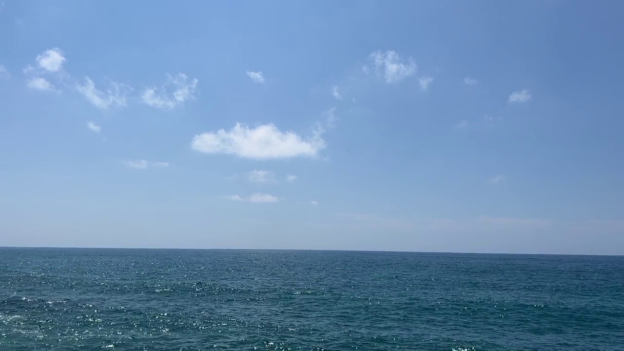 海水碧蓝，天空晴朗，海景美丽闪亮。视频素材