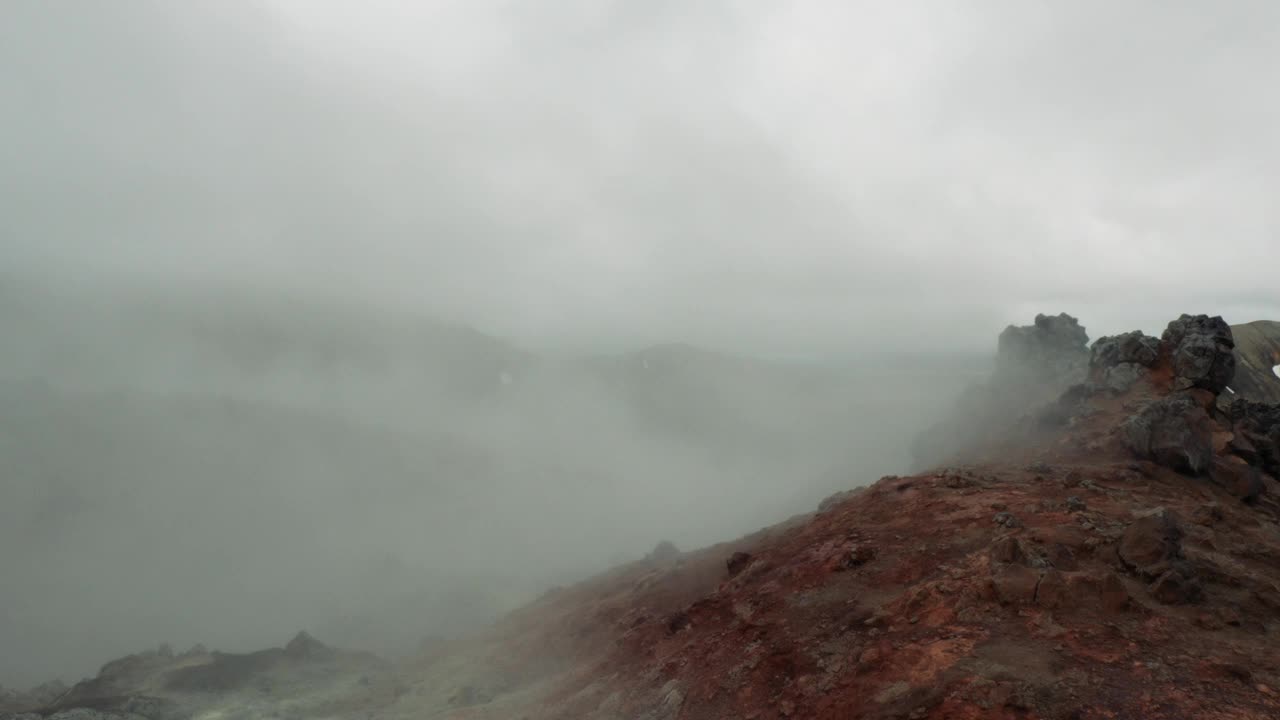 冰岛火山地区移动的雾或云视频下载