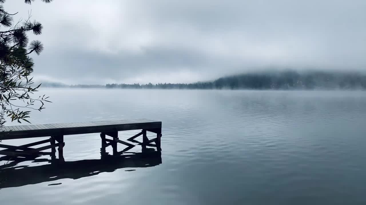 一个美丽的雾蒙蒙的早晨，在一个山湖上视频下载