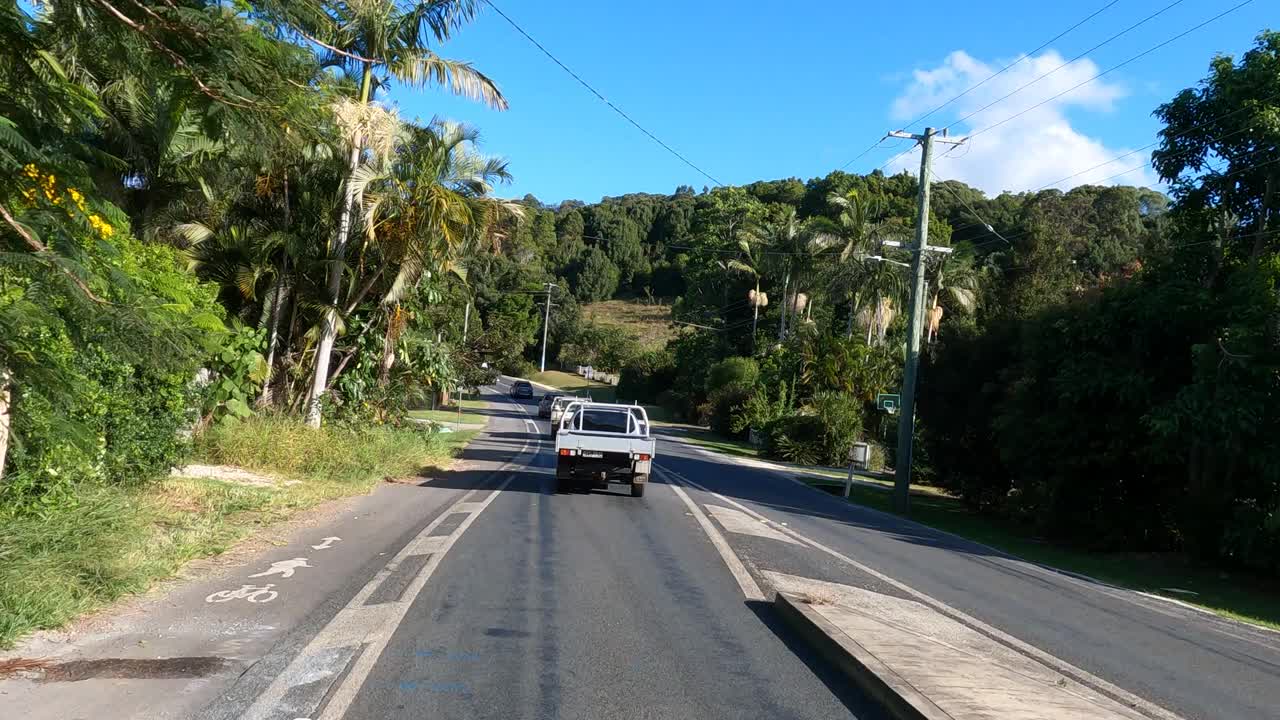 在澳大利亚昆士兰州黄金海岸斯普林布鲁克乡村公路上行驶的风景片段视频素材