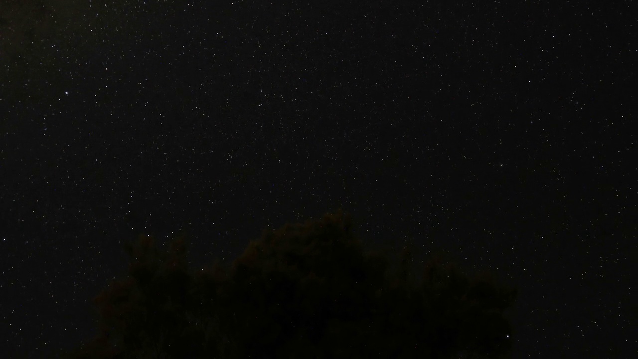 夜空中可见银河系的延时拍摄视频素材