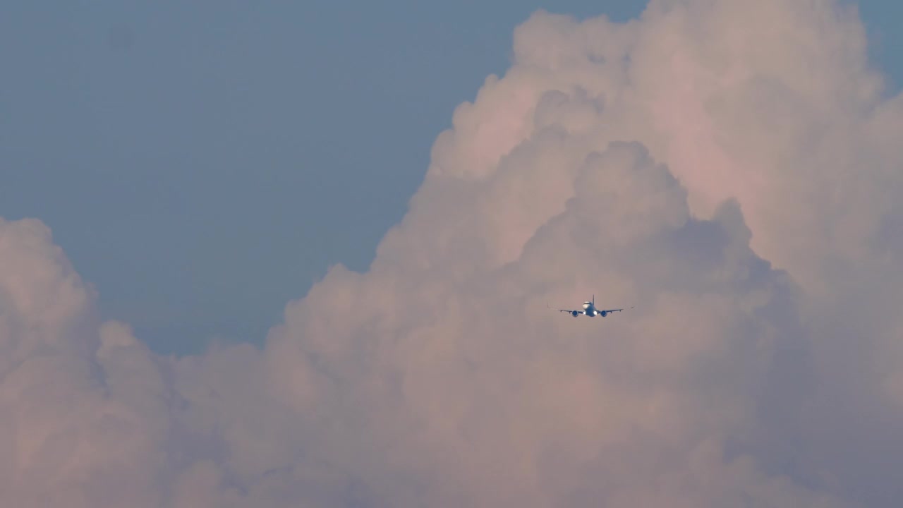 飞机在天空中的镜头视频素材