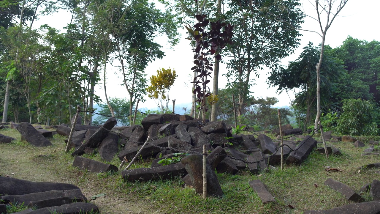 巨石遗址古农巴东，Cianjur，西爪哇，印度尼西亚视频素材