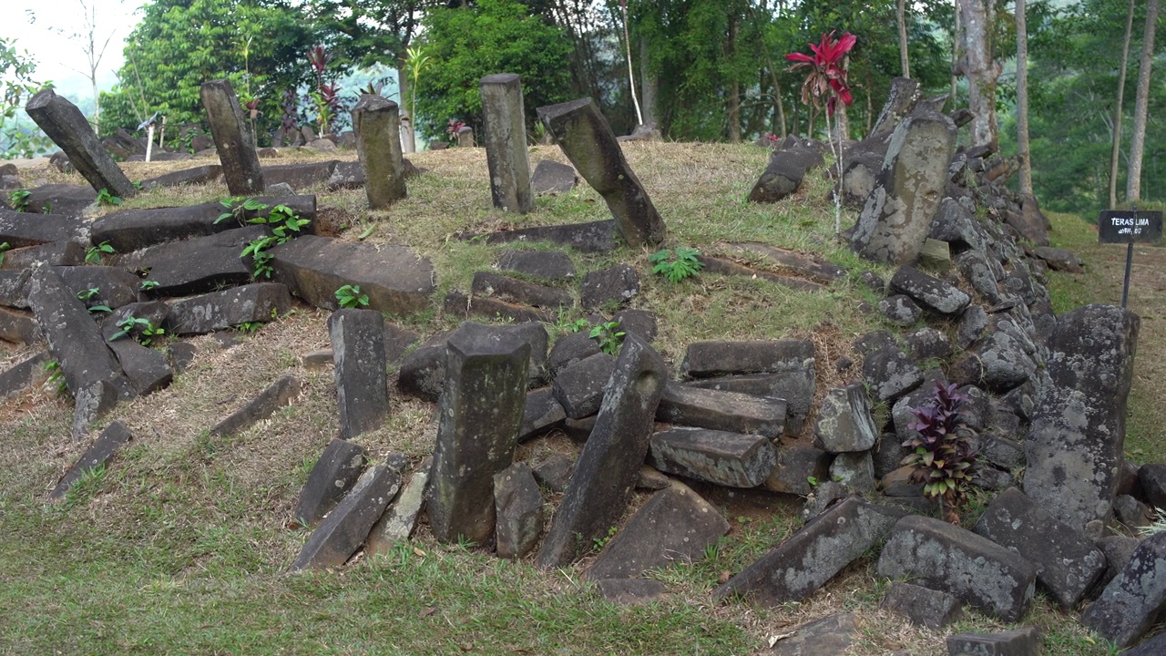 巨石遗址古农巴东，Cianjur，西爪哇，印度尼西亚视频素材