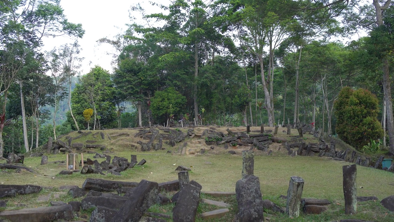 巨石遗址古农巴东，Cianjur，西爪哇，印度尼西亚视频下载