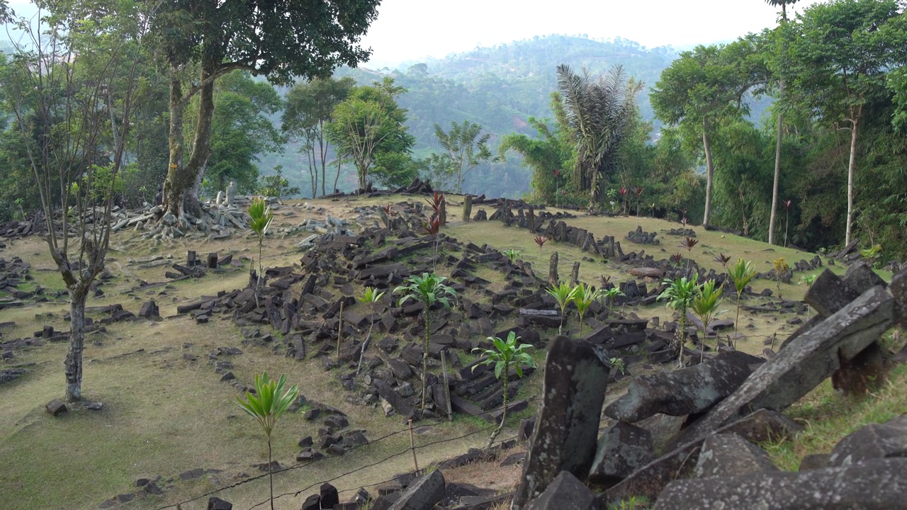 巨石遗址古农巴东，Cianjur，西爪哇，印度尼西亚视频素材